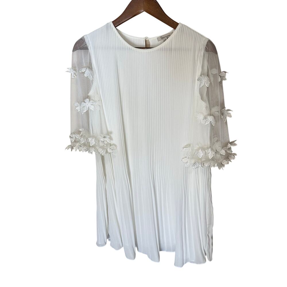 White Floral Sheer Sleeves dress Size Small Bridal Shower Style The Clothing Co.